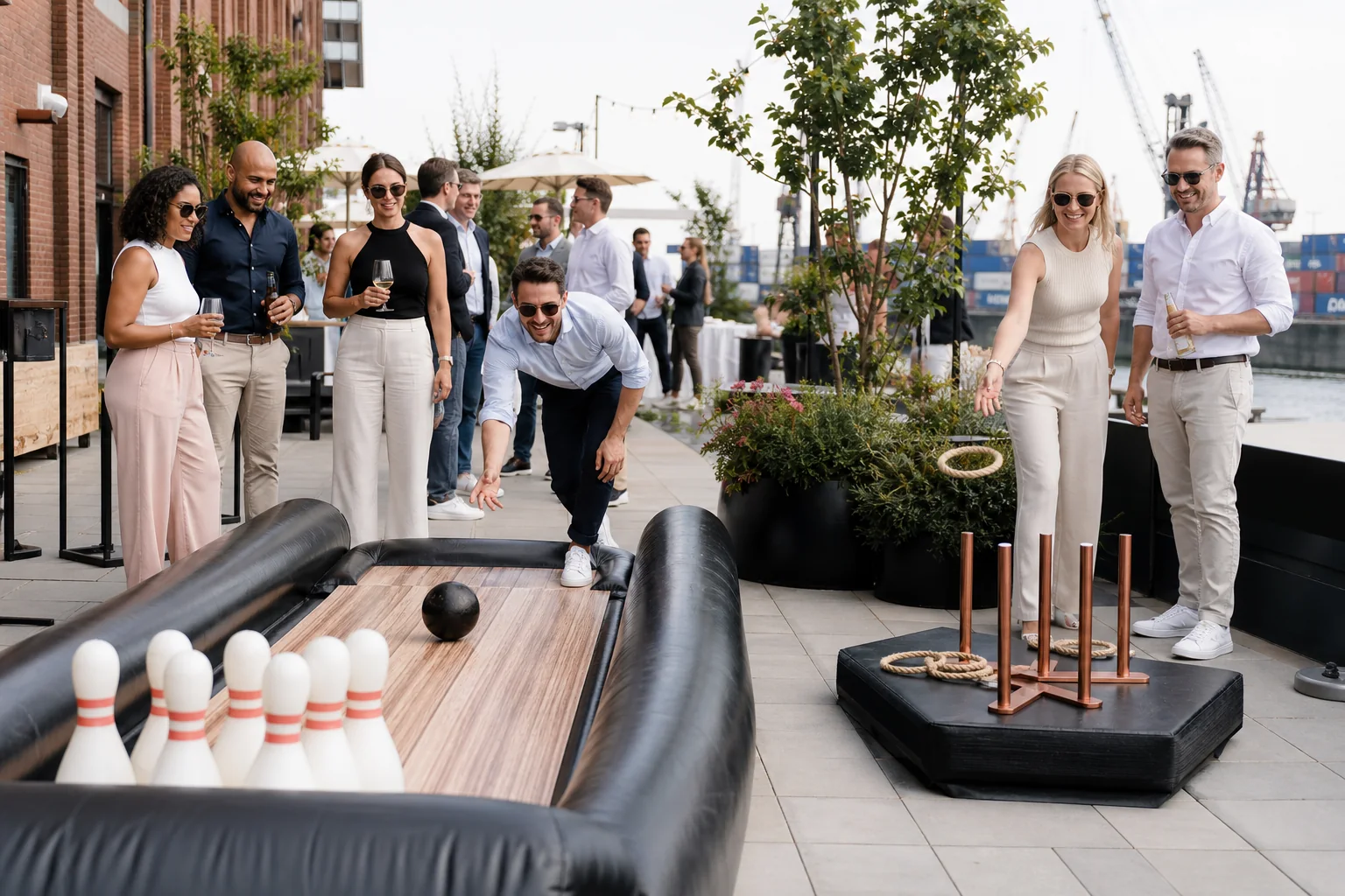 KI-Visualisierung: Kolleginnen und Kollegen spielen bei einem Firmensommerfest in Hamburg Bowling und Ringwurf.