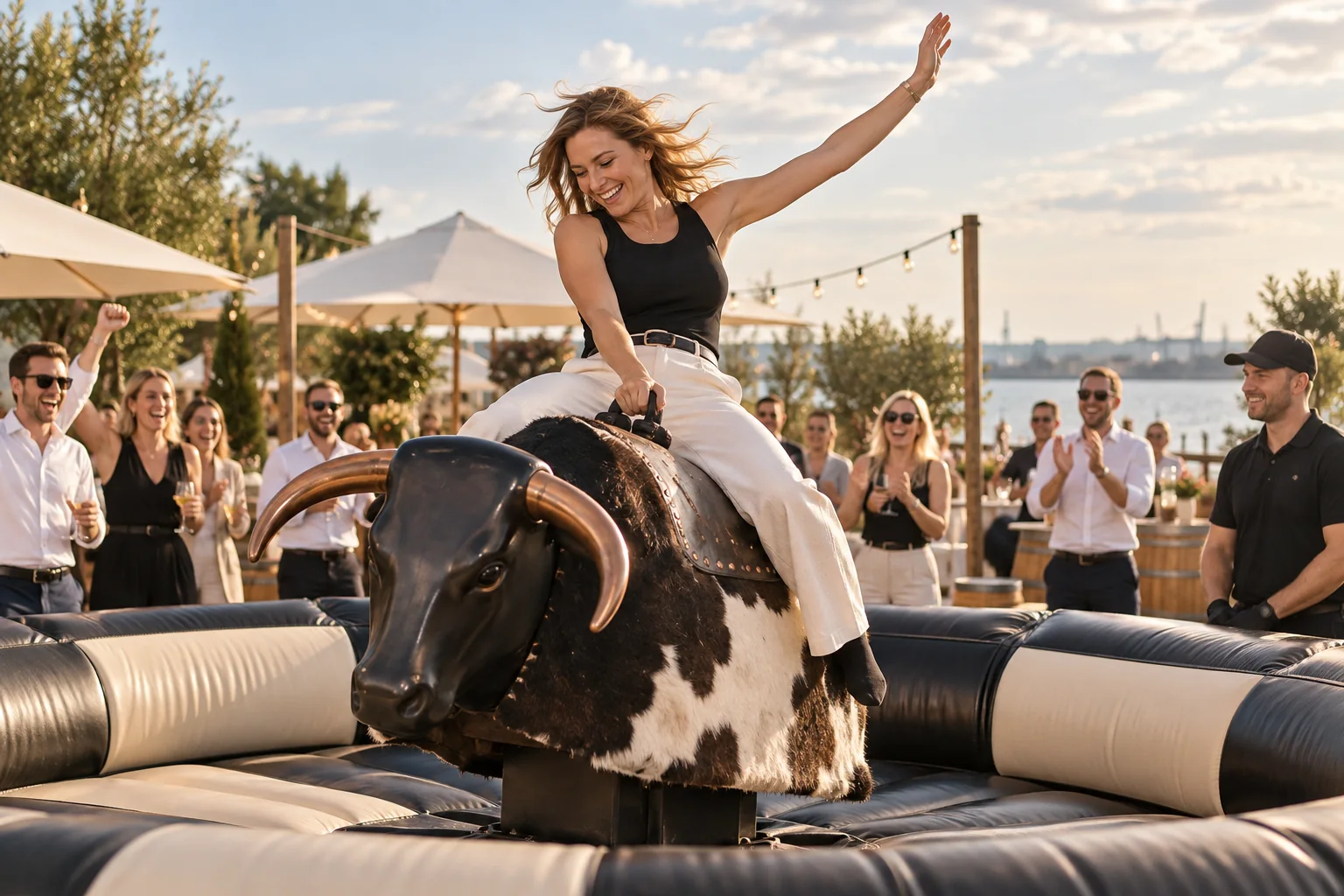 KI-Visualisierung: Betreutes Bullriding bei einem sommerlichen Firmenevent in Norddeutschland.