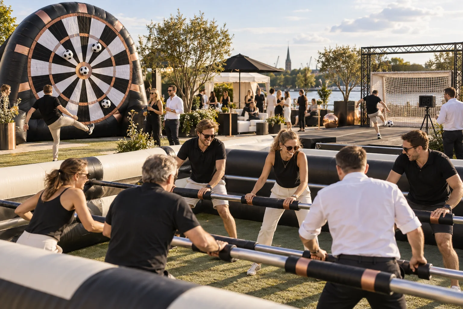 KI-Visualisierung: Gäste spielen Fußballdart, Menschenkicker und Schussradar bei einem Sommerfest.