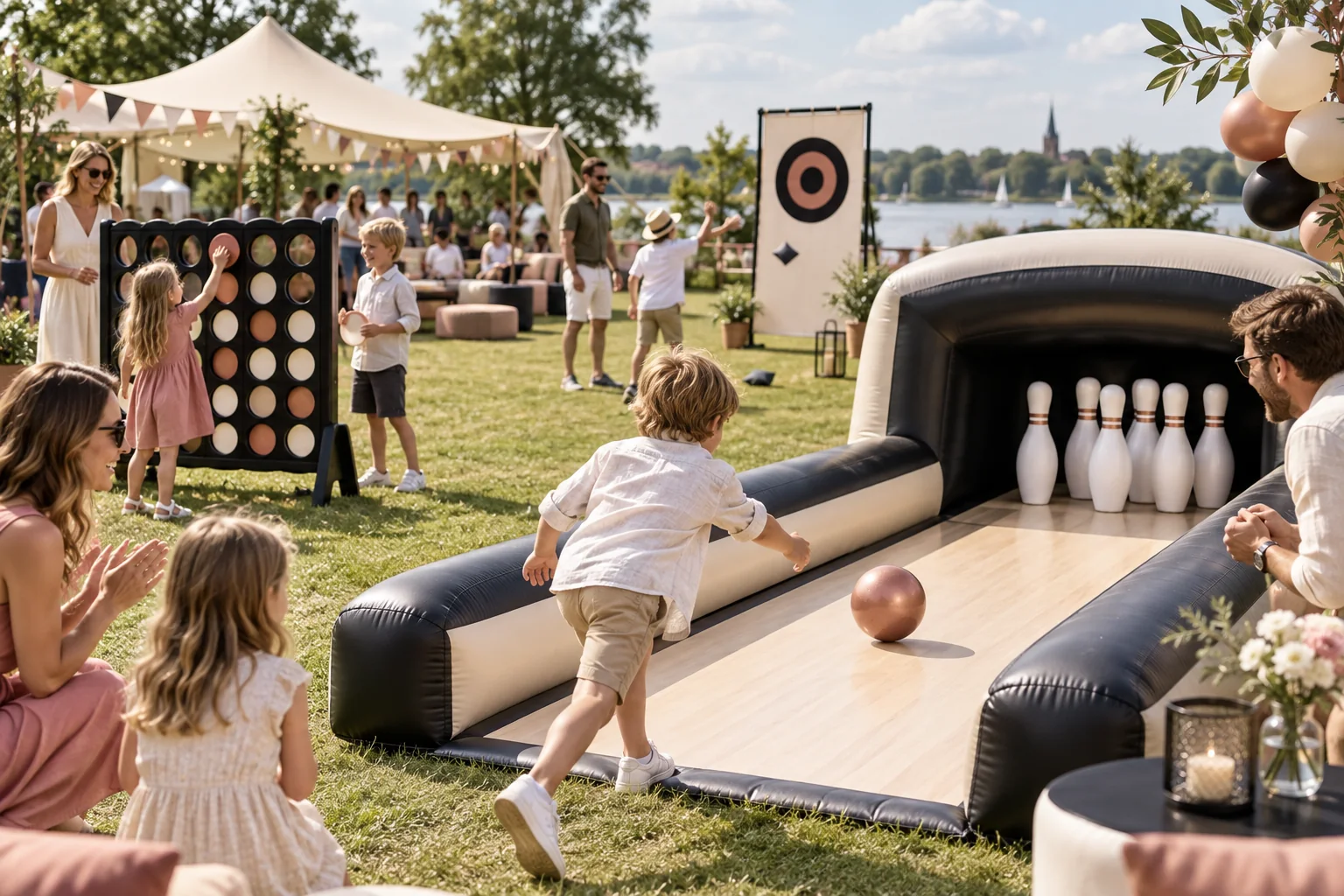 KI-Visualisierung: Familien spielen bei einem Sommerfest mit aufblasbarer Bowlingbahn und XXL-Spielstationen.